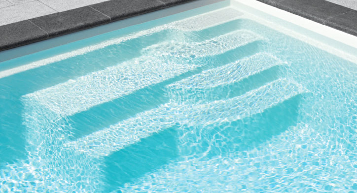 Glasfiberpool Ingarö har en snyggt designad trappa som är skön att relaxa i.