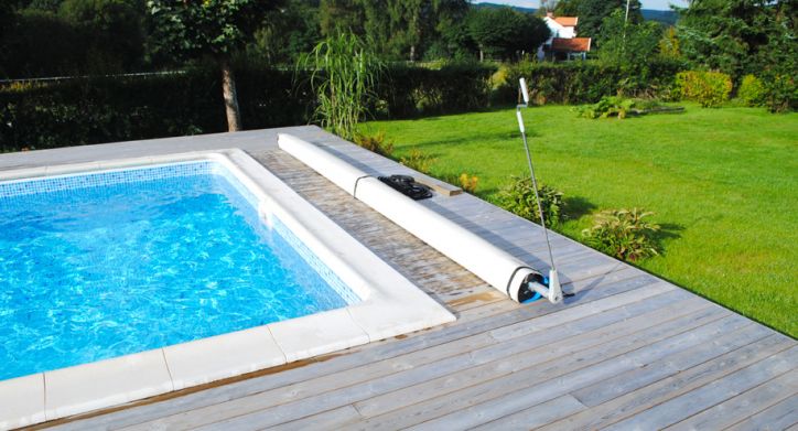 RoyalTec poolskydd tar liten plats ihoprullat